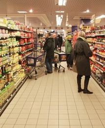 Supermarkety w wigilię otwarte do 14, ale tylko zagraniczne. Polskie popracują dłużej