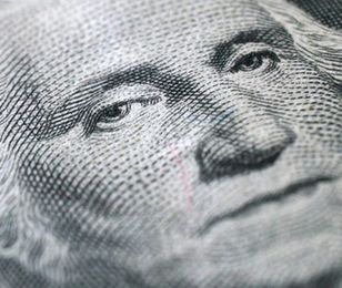 Dolar mocno traci na polityce Fed. Złoty w środku stawki światowych walut