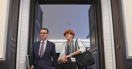 "Dobry start". PiS da 300 zł na wyprawkę dla każdego dziecka. Już od września