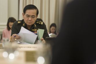 Stan wojenny w Tajlandi. Dowódca sił zbrojnych nakłania do dialogu