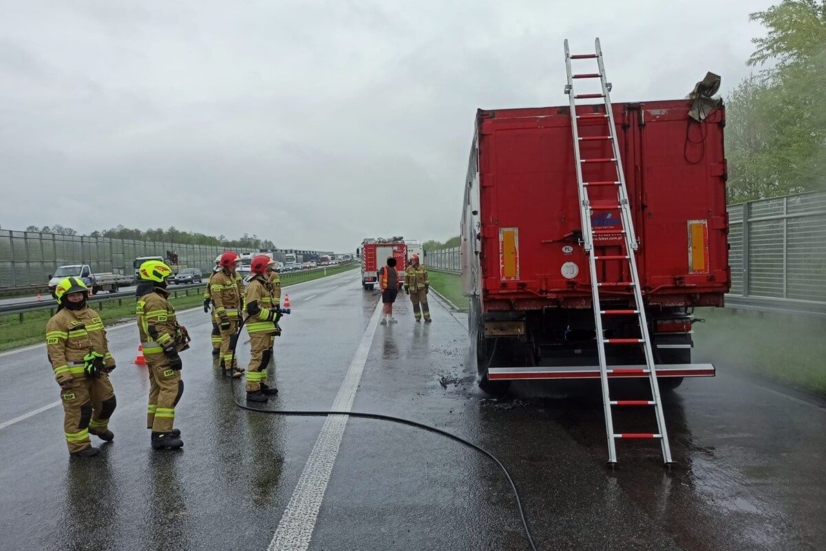 Pożar naczepy na drodze ekspresowej S12/S17 koło Lublina