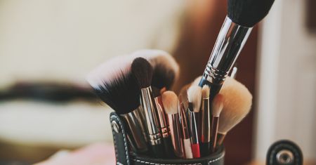 Jaki pędzel do rozświetlacza wybrać? Rodzaje pędzli do rozświetlacza, pędzle syntetyczne i naturalne