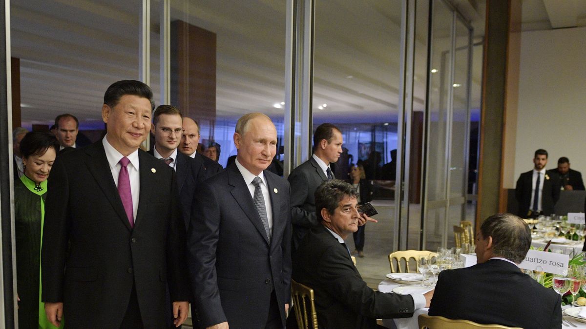 BRASILIA, BRAZIL  NOVEMBER 13, 2019: Russia's President Vladimir Putin, and China's President Xi Jinping wife his Peng Liyuan (R-L) before a reception on behalf of Brazil's President for BRICS leaders at the Itamaraty Palace. Alexei Druzhinin/Russian Presidential Press and Information Office/TASS (Photo by Alexei Druzhinin\TASS via Getty Images)