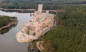 Wojewoda podjęła decyzję ws. pozwolenia na budowę "zamku" w Stobnicy