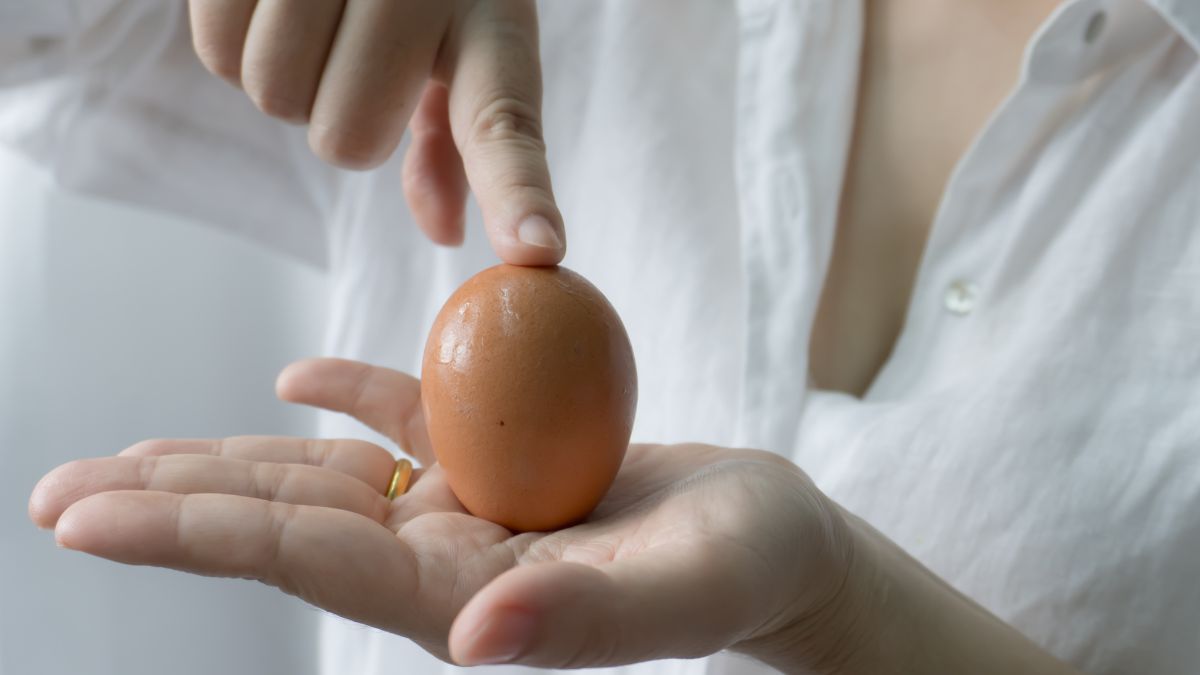 Dlaczego powinno się odwracać jajka do góry nogami?