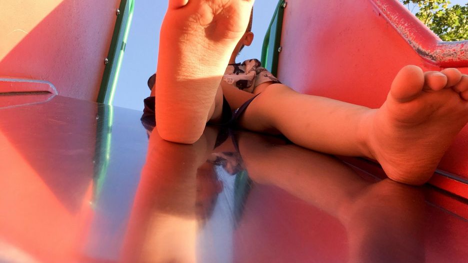 Upał na placu zabaw może być niebezpieczny. Jakie zagrożenia dla dzieci niesie ze sobą zabawa podczas upału?