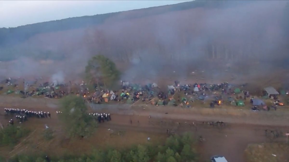 Tysiące migrantów na granicy z Białorusią. Wzdłuż płotu rozbito obóz 
