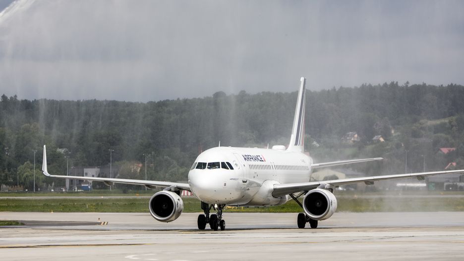 Krakow, 03.07.2020. Inauguracja polaczenia lotniczego Paryz-Krakow francuskich narodowych linii lotniczych Air France. N/z inaugurujacy polaczenie Airbus A320 linii AirFrance.