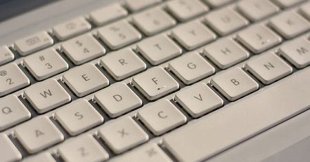 Zamiast pójść do pubu, wybieramy internet