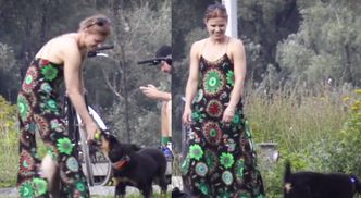 Rozbawiona Głogowska bawi się ze szczeniakiem w parku (WIDEO)