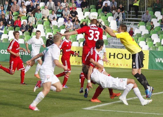 Wiślacy też nie przebierali w środkach we własnym polu karnym (fot. Warta Poznań)