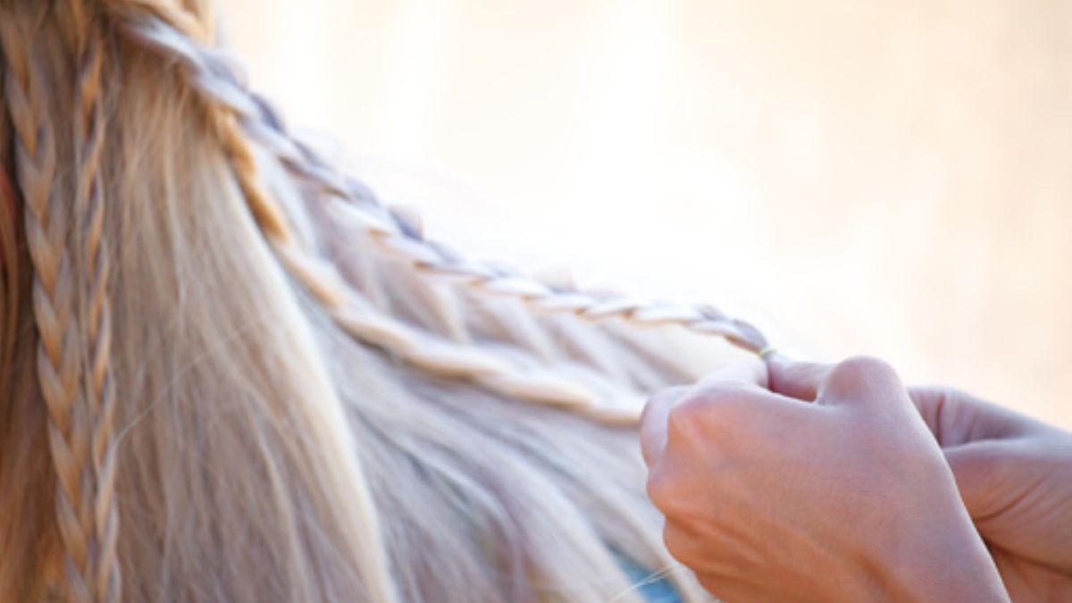 Cienkie warkoczyki z lat 90. znowu zyskały na popularności