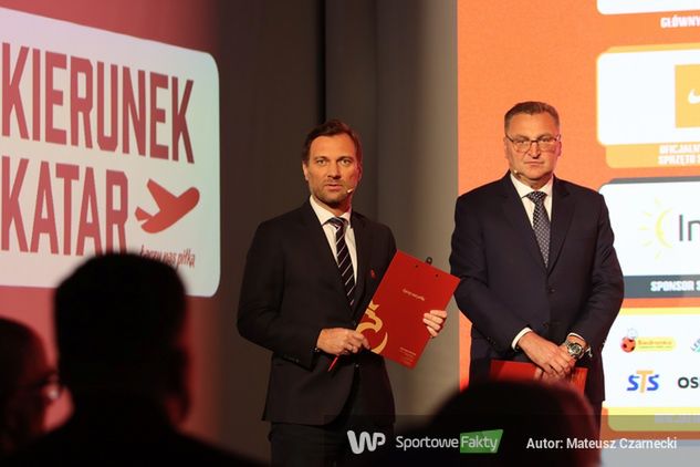 Jakub Kwiatkowski (L) i Czesław Michniewicz (P) podczas ogłoszenia kadry na MŚ 2022