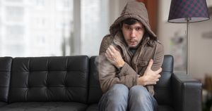 Jak opisujemy stan osoby, która trzęsie się z nerwów lub zimna?