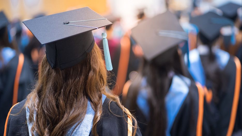 Wysokie zarobki po studiach. Po tych kierunkach płacą 15 tys. zł