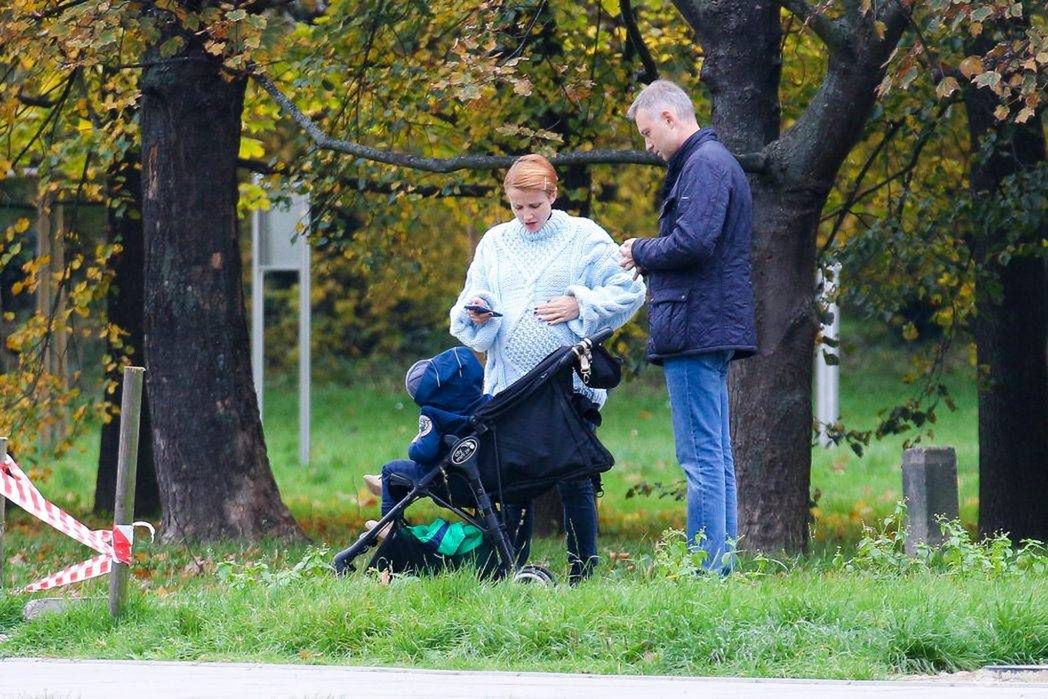 Kasia Zielińska w drugiej ciąży z mężem i synem na spacerze