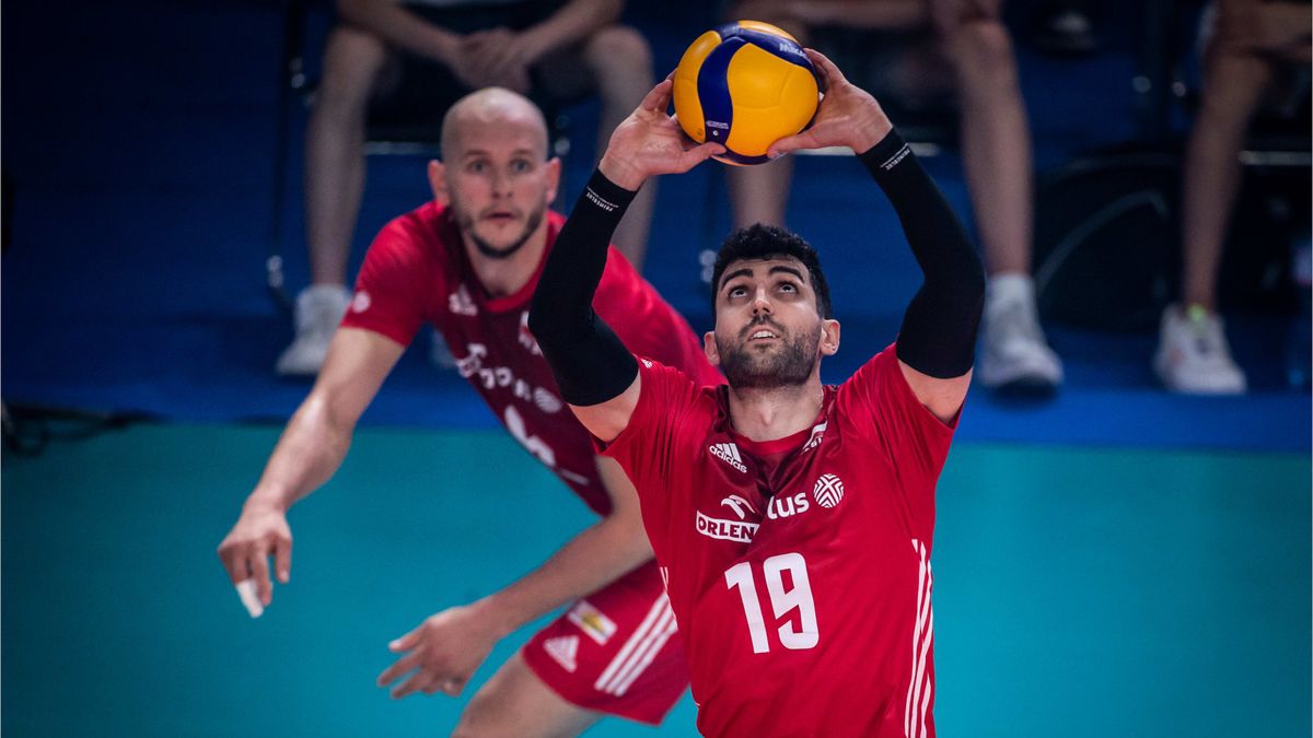 Zdjęcie okładkowe artykułu: Materiały prasowe / FIVB / Na zdjęciu: Marcin Janusz (wystawiający) i Bartosz Kurek (czekający na piłkę)