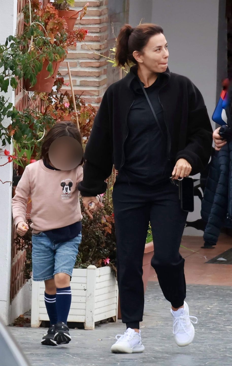 Eva Longoria z mężem i synem idzie do andaluzyjskiej restauracji