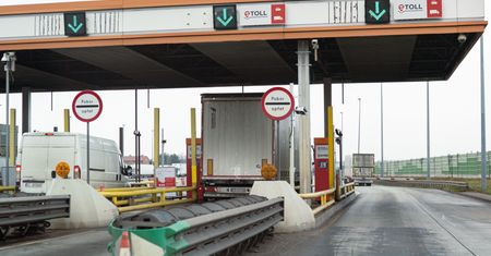 Jest lista stacji, na których kupisz bilet na autostradę w systemie e-TOLL. Nie ma ich wiele