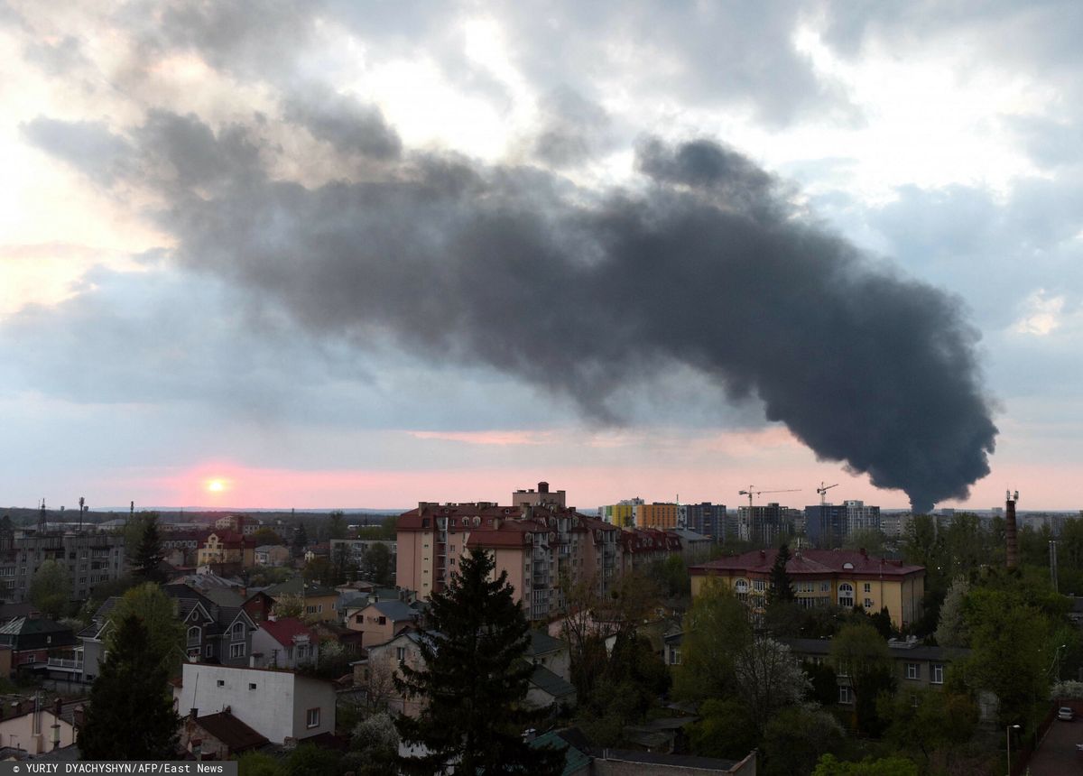 Na zdjęciu: kłęby dymu po rosyjskim ataku rakietowym na Lwów 