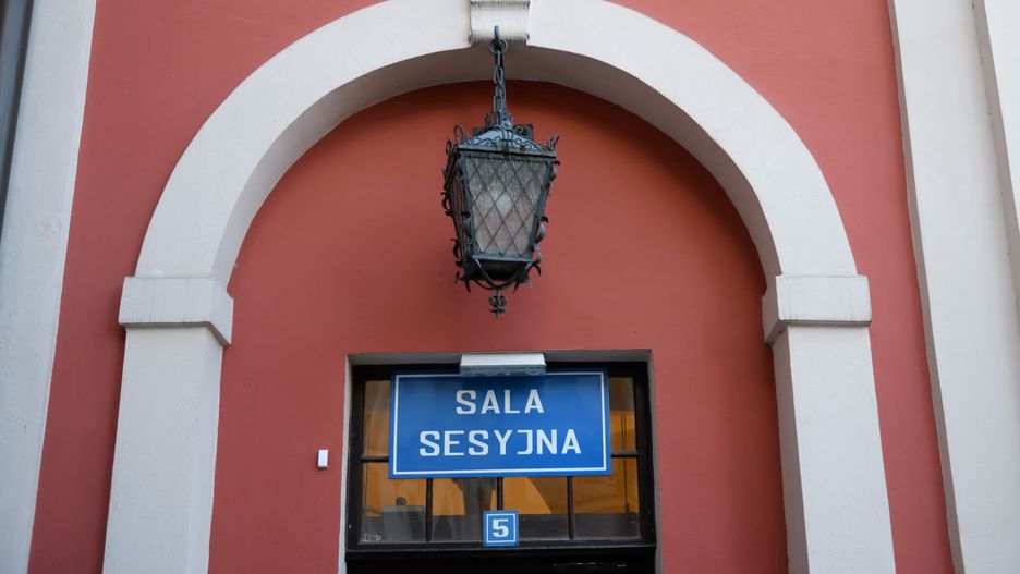 Radny PiS w łóżku podczas komisji. Samorządowcy z Poznania zaskoczeni