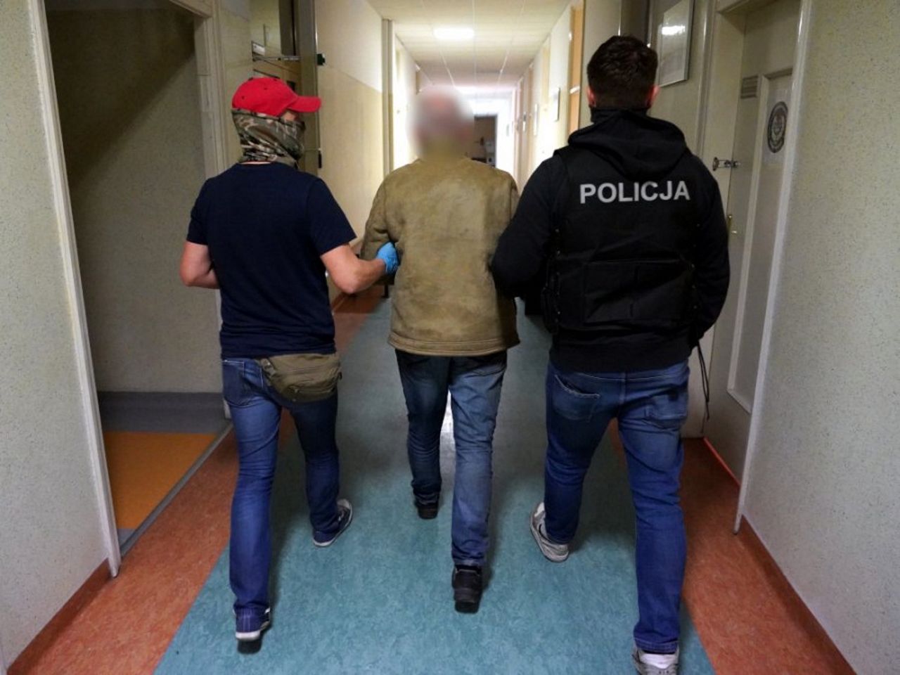 Warszawa. Policja z zatrzymanym mężczyzną