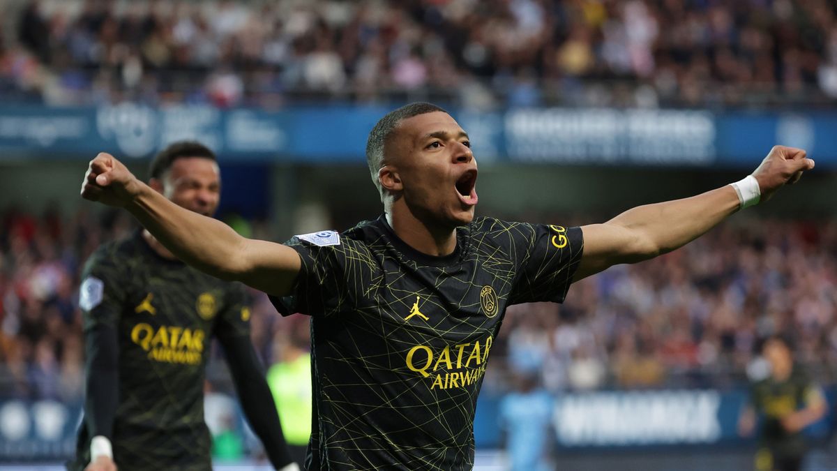 PAP/EPA / CHRISTOPHE PETIT TESSON  / Kylian Mbappe cieszy się z bramki