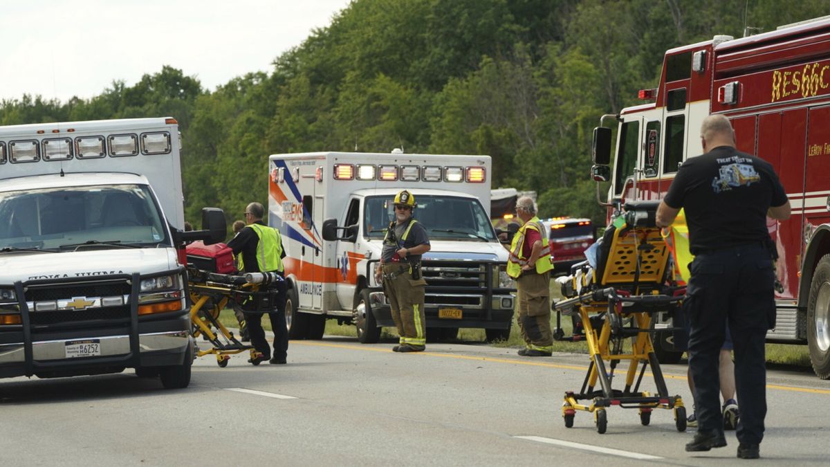 Archiwum zagraniczne East News 2025-08
Rescue personnel work the scene of a tour bus that crashed and rolled over on the New York State Thruway near Pembroke, N.Y., Friday, Aug. 22, 2025. (Libby March/Buffalo News via AP)
Libby March