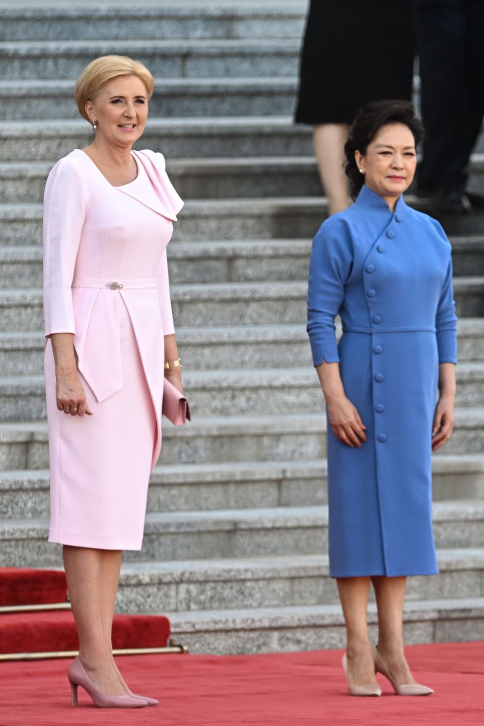 Pekin, Chiny, 24.06.2024. Pierwsza dama Agata Kornhauser-Duda (L) oraz małżonka przewodniczącego Chińskiej Republiki Ludowej Peng Liyuan (P) podczas ceremonii powitania na Placu Wschodnim w Pekinie, 24 bm. (ad) PAP/Radek Pietruszka