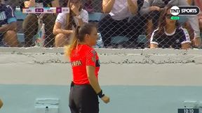 Piłka nożna. Pani sędzia wyrzuciła kibica z trybun. Powodem obelgi w kierunku piłkarek (wideo)