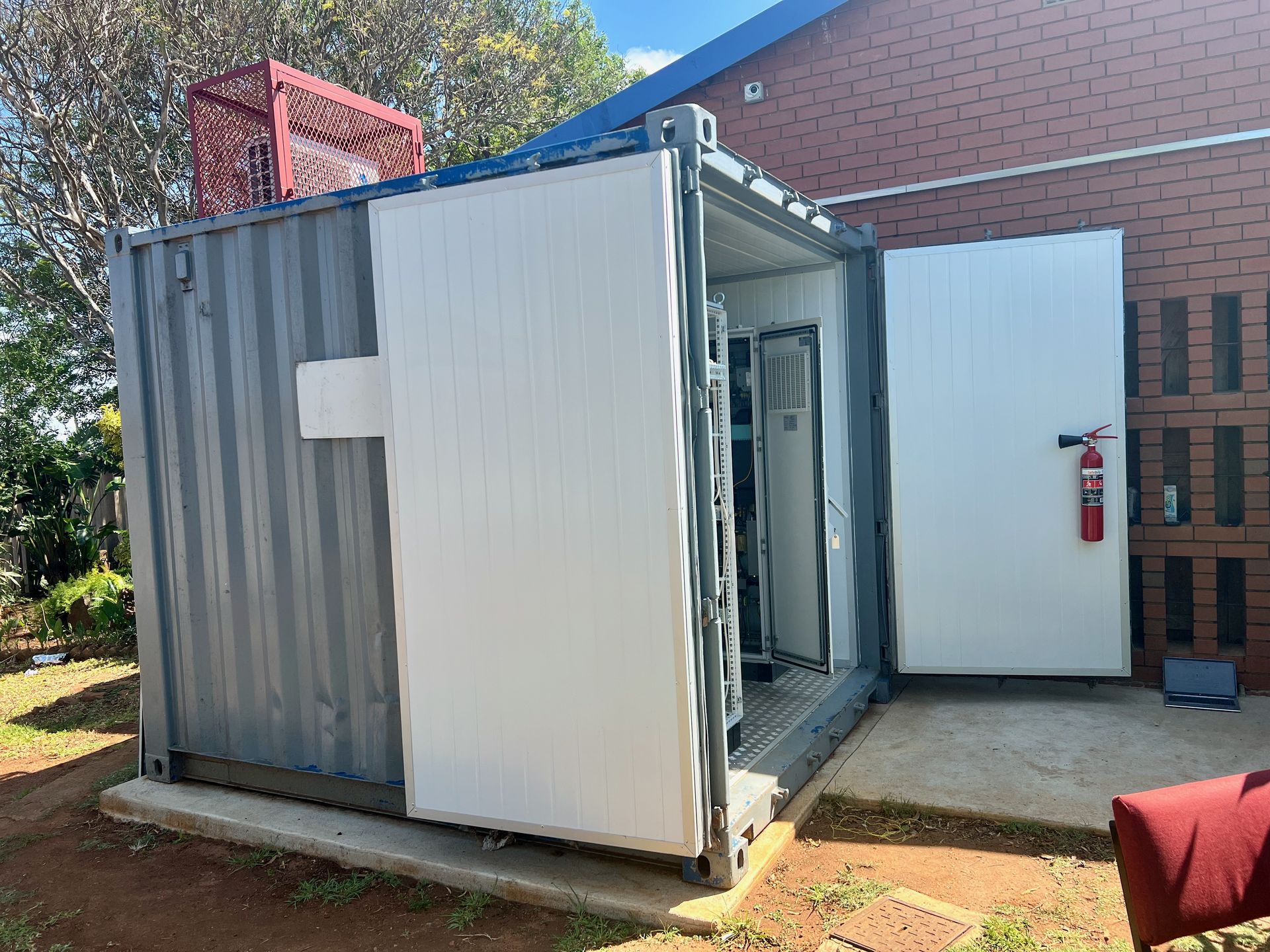 Niepozorny blaszany kontener to magazyn energii dla szkoły podstawowej Ntsha-Peu