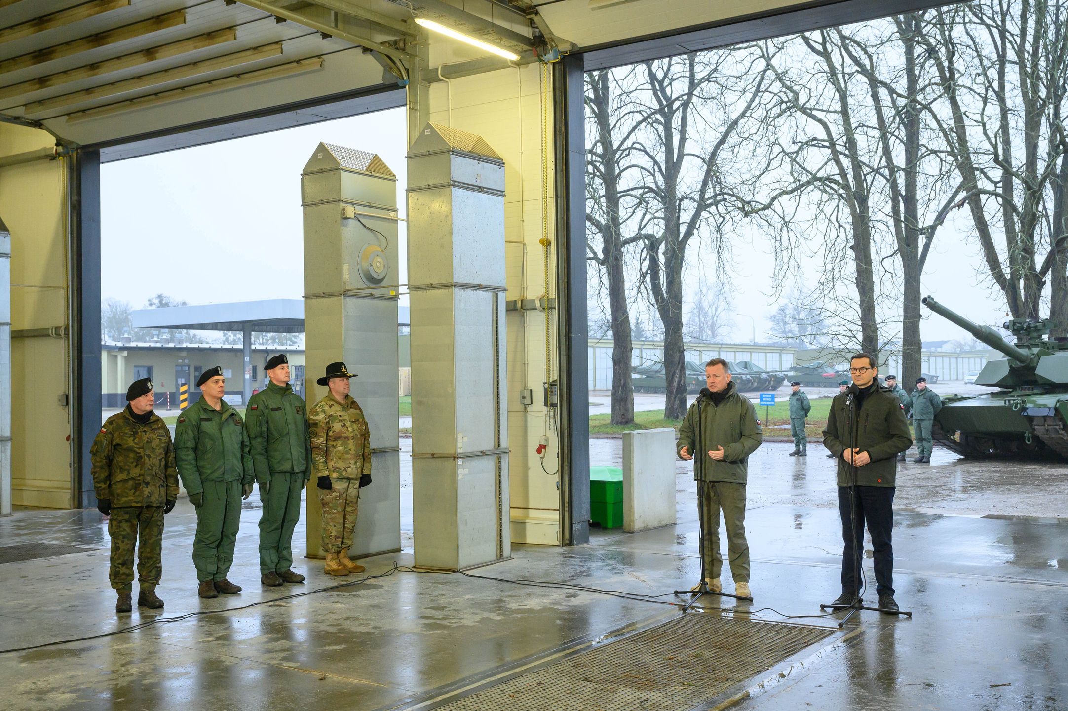 Na zdjęciu Mariusz Błaszczak i Mateusz Morawiecki w Centrum Szkolenia Wojsk Lądowych w podpoznańskim Biedrusku
