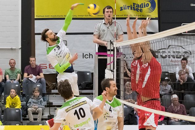 Jakub Radomski (z nr 9)/ fot. volleynaefels.ch