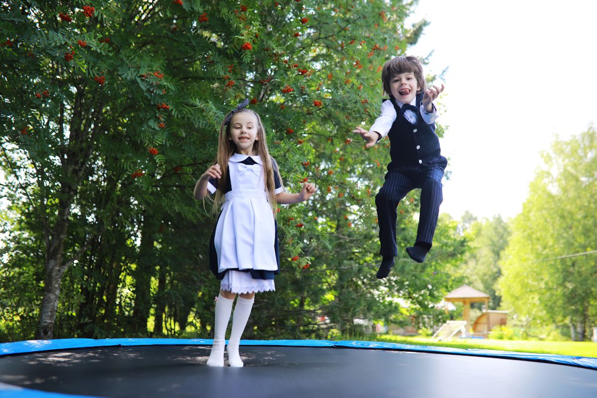 Dzieci na trampolinie.