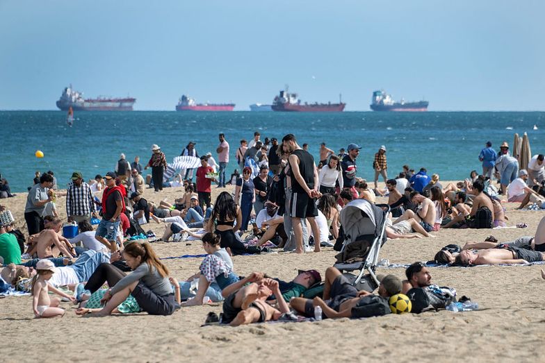 Tłumy na plaży w Barcelonie, 12 lipca 2025 r.