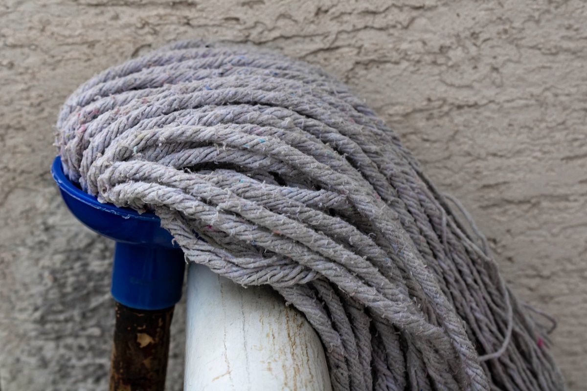 Jak wyczyścić mop ze sznurków? Fot. Getty Images