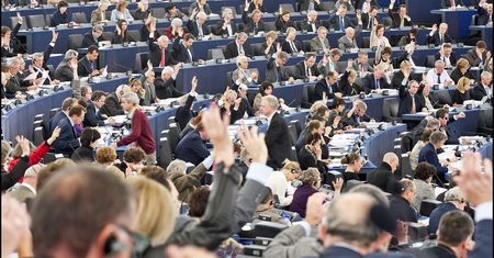 Eurodeputowani mają immunitet i pensję blisko 8 tys. euro brutto
