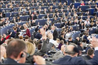 Eurodeputowani mają immunitet i pensję blisko 8 tys. euro brutto