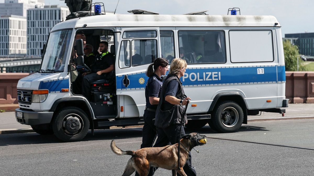 Wolodymyr Zelenski w Berlinie na spotkaniu ws. Ukrainy
Mandatory Credit: Photo by Action Press/Shutterstock (15439610o)
Virtual meeting between the European partners and President Trump: Federal Chancellor Friedrich Merz welcomes the President of Ukraine Volodymyr Zelenskiy
Virtual meeting between European partners and President Trump: Federal Chancellor Merz welcomes President Zelenskiy of Ukraine, Berlin, Germany - 13 Aug 2025
Action Press/Shutterstock