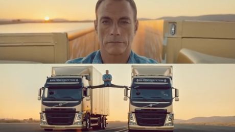 53-letni Van Damme robi SZPAGAT MIĘDZY TIRAMI! 