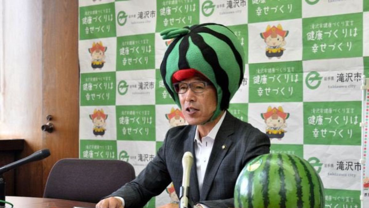 Burmistrz Satoru Takeda założył charakterystyczną czapkę o wyglądzie arbuza