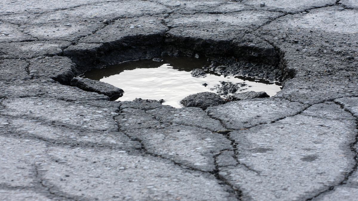 Miał dość urzędników, sam załatał drogę - dostał grzywnę