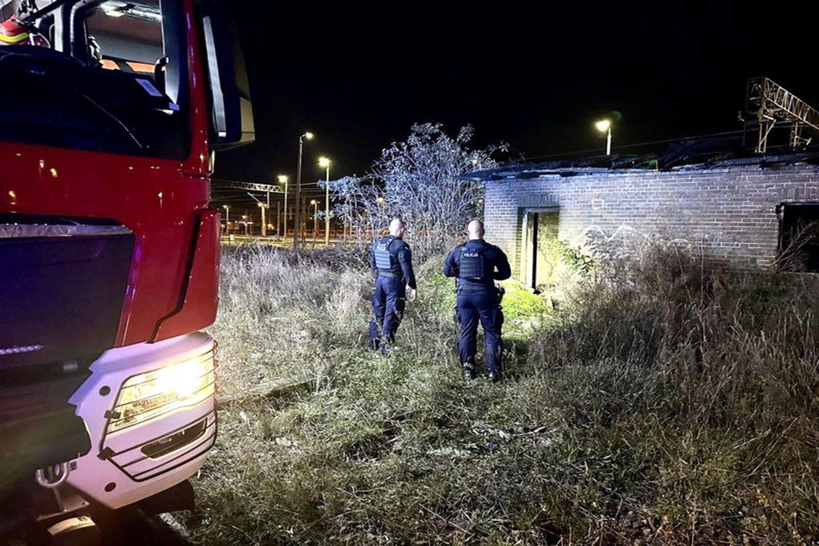 Wyciągnęli mężczyznę z płonącego domu. Heroiczna akcja policjantów