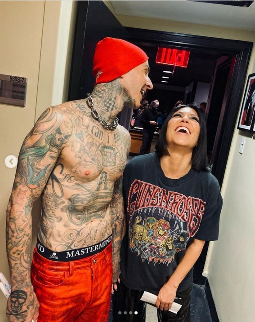 Travis Barker pokazał wnętrza posiadłości w Calabasas