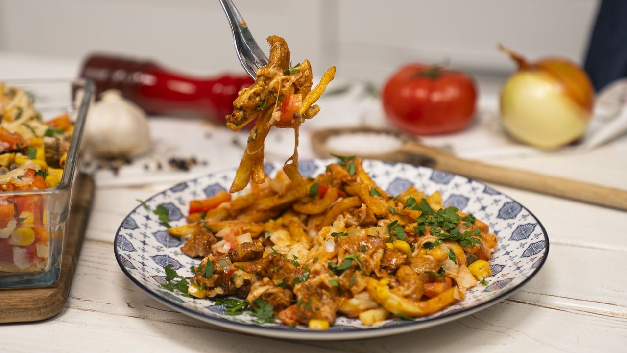 Przepis dnia na hitową zapiekankę. Kiedy pojawia się na stole, nikogo nie trzeba namawiać do jedzenia