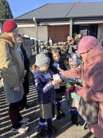 Konin: Światełko dla Hospicjum. Kwesta na cmentarzu komunalnym