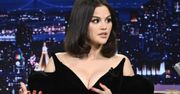 Selena Gomez włożyła czerwoną mini. Dół sukienki wbija w fotel