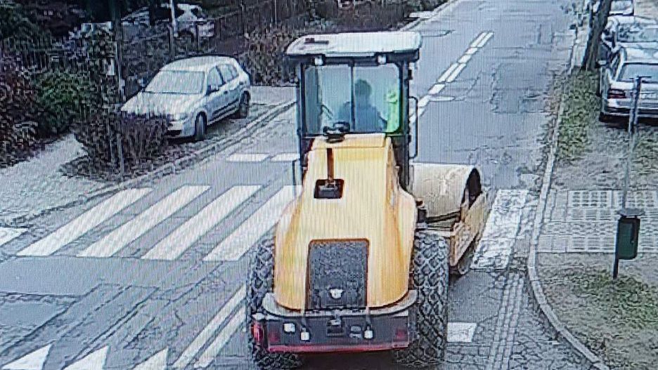 Jechał walcem po osiedlowej uliczce. Zniszczył ponad kilometr jezdni 