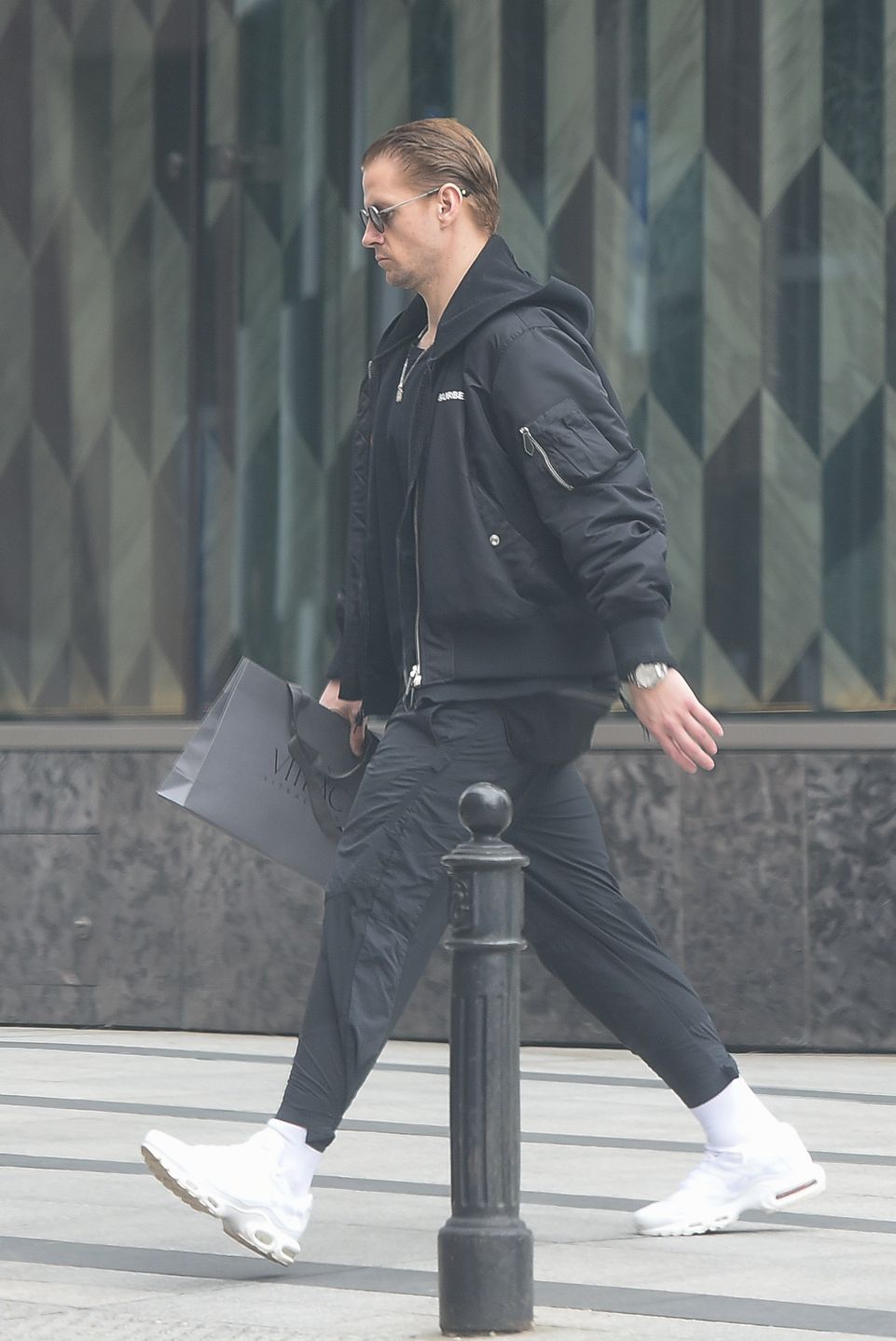 Sebastian Fabijański parkuje na zakazie i odwiedza luksusowy butik