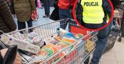 Klientów zaniepokoiło zachowanie matki w sklepie. Wezwali policję